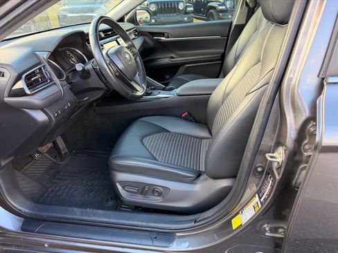 Used 2020 Toyota Camry SE image 11