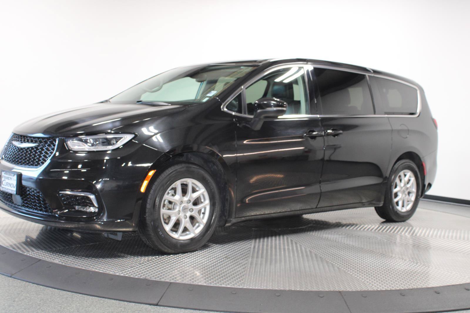 Used 2023 Chrysler Pacifica Touring-L FWD image 4