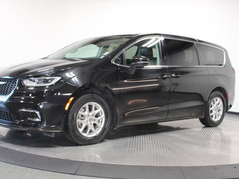 Used 2023 Chrysler Pacifica Touring-L FWD image 4