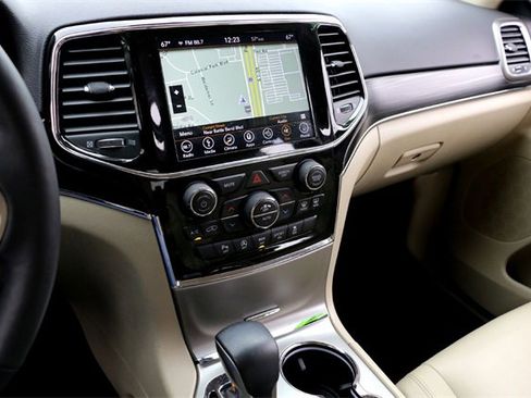 Used 2019 Jeep Grand Cherokee Limited image 16