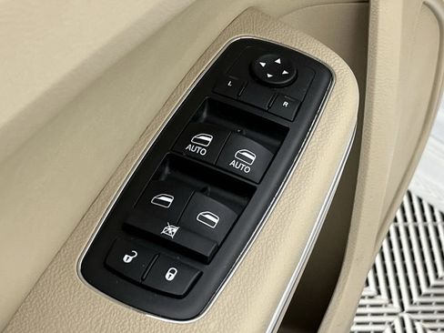 Used 2013 Chrysler 300 RWD image 13