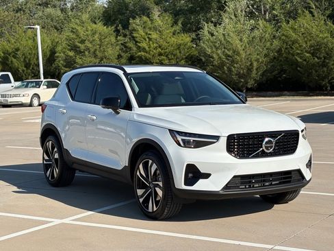 New 2026 Volvo XC40 B4 Plus w/ Protection Package Premier image 4