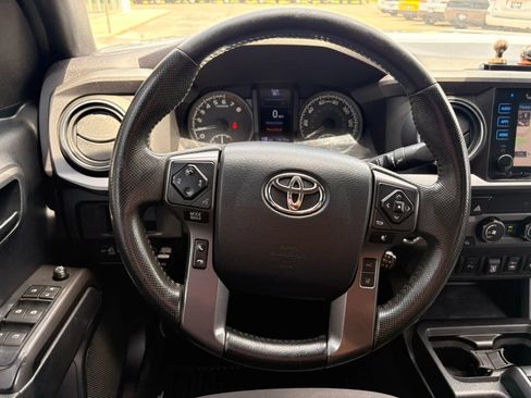 Used 2019 Toyota Tacoma TRD Off-Road w/ Technology Package AWD/4WD image 18