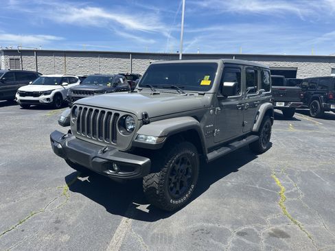 Used 2023 Jeep Wrangler Unlimited Sahara w/ Cold Weather Group AWD/4WD image 5