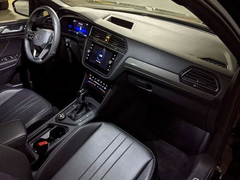 Certified 2022 Volkswagen Tiguan SE R-Line image 21
