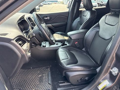 Used 2019 Jeep Cherokee Latitude Plus w/ Cold Weather Group AWD/4WD image 12