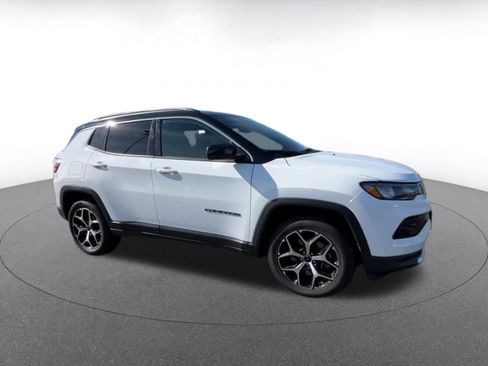 Used 2025 Jeep Compass Limited AWD/4WD image 2