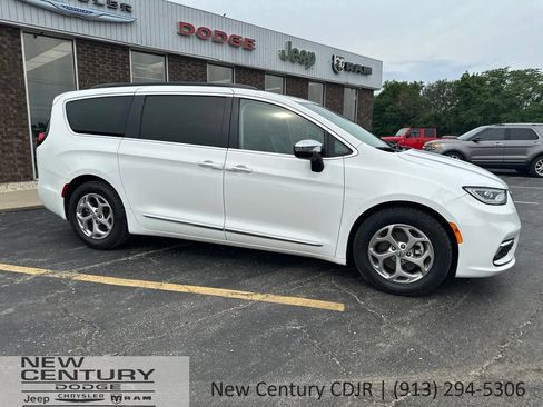Used 2023 Chrysler Pacifica Limited FWD image 3