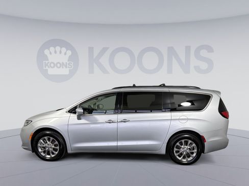 Used 2022 Chrysler Pacifica Touring-L image 2
