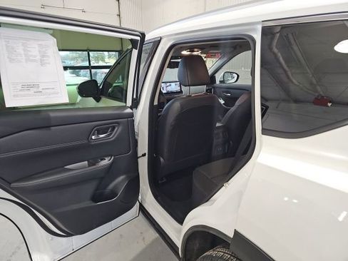 Used 2025 Nissan Rogue SL image 17