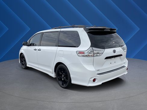 Used 2020 Toyota Sienna SE w/ Nightshade Edition FWD image 5