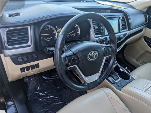Used 2017 Toyota Highlander XLE image 10