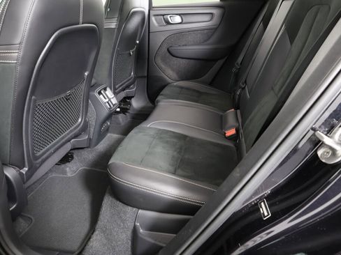 Used 2022 Volvo XC40 T5 R-Design image 17