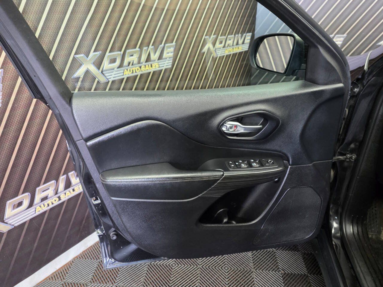 Used 2016 Jeep Cherokee Limited AWD/4WD image 18