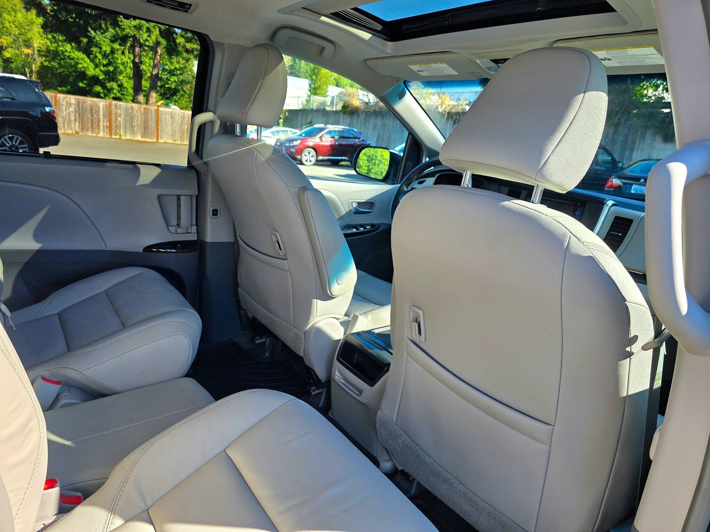 Used 2017 Toyota Sienna XLE w/ XLE Navigation Package FWD image 58