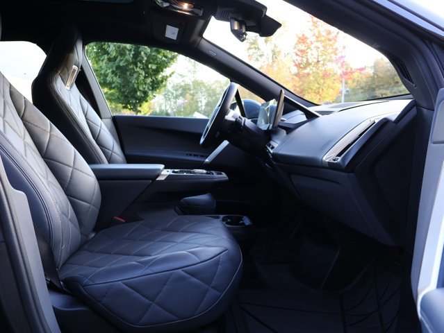 Used 2023 BMW iX xDrive50 w/ Sport Package AWD/4WD image 27