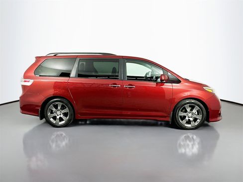 Used 2016 Toyota Sienna L image 9