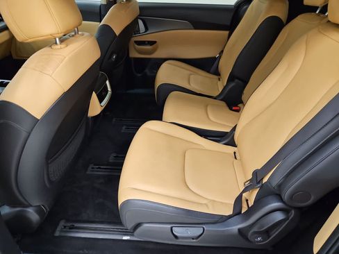 Used 2024 Kia Carnival LX FWD image 19