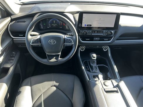 Used 2024 Toyota Grand Highlander XLE image 19