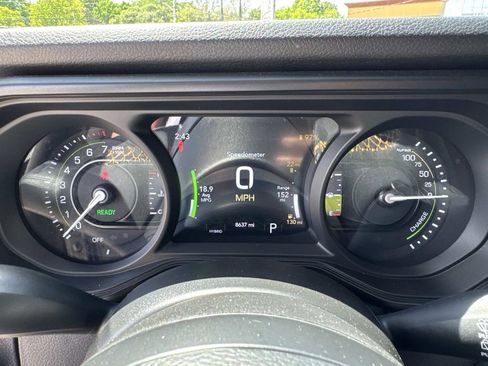 Used 2024 Jeep Wrangler Unlimited image 39