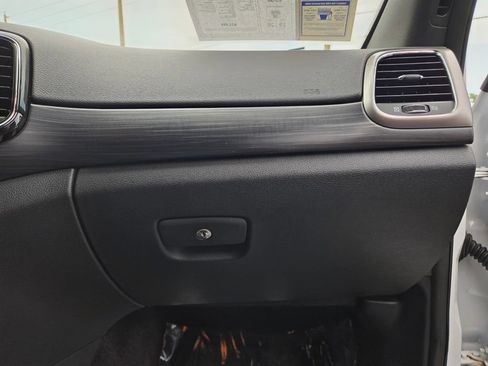 Used 2019 Jeep Grand Cherokee Altitude RWD image 44