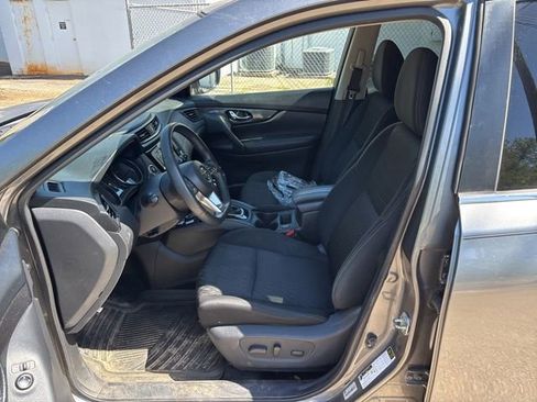 Used 2020 Nissan Rogue SV image 3