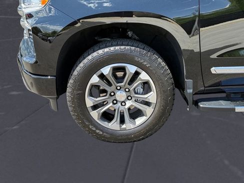 Used 2025 Chevrolet Silverado 1500 High Country w/ Z71 Off-Road Package AWD/4WD image 9