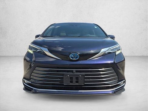 Used 2025 Toyota Sienna Platinum AWD/4WD image 2