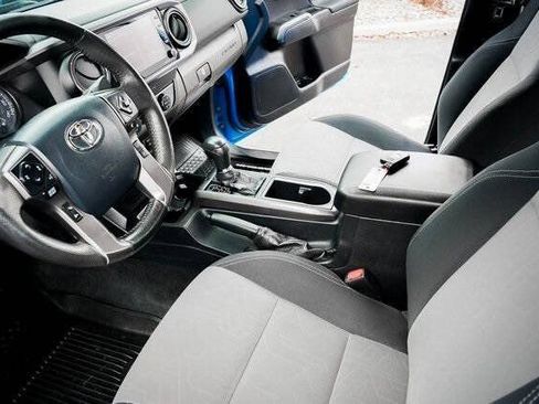 Used 2020 Toyota Tacoma TRD Sport w/ Technology Package image 15