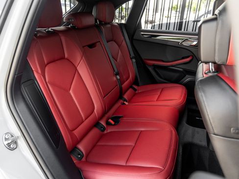 Certified 2025 Porsche Macan AWD/4WD image 36