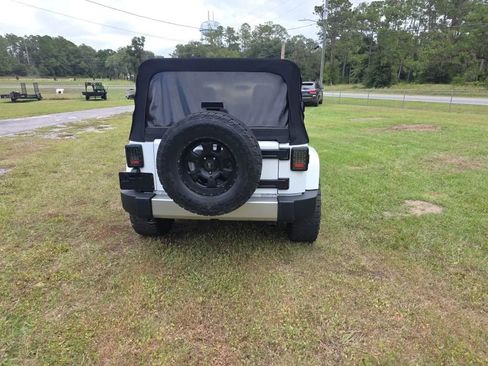 Used 2016 Jeep Wrangler Unlimited Sahara w/ Connectivity Group image 7