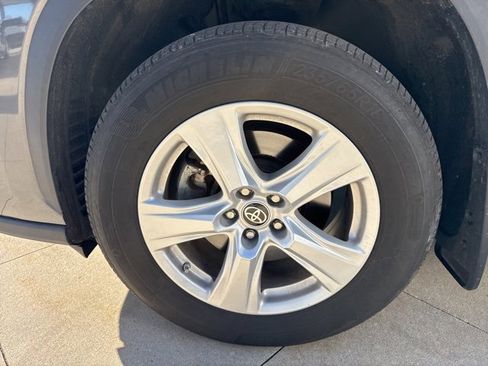 Used 2022 Toyota Highlander LE image 11