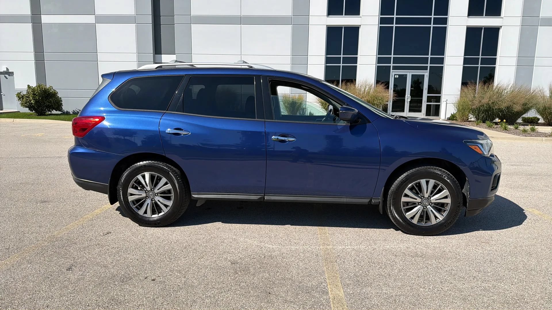 Used 2020 Nissan Pathfinder S AWD/4WD image 4
