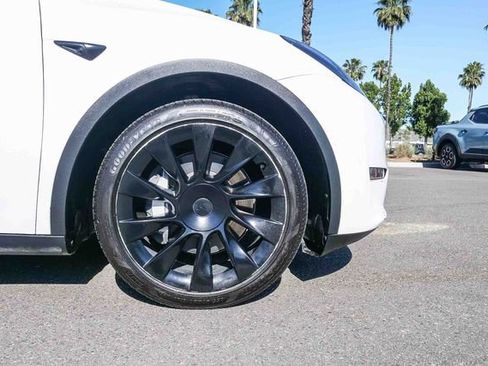 Used 2022 Tesla Model Y Long Range image 10