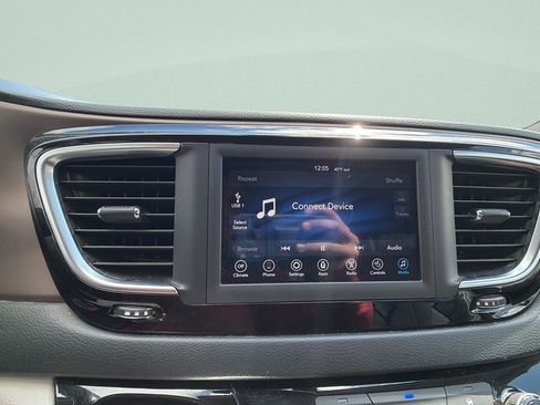 Used 2019 Chrysler Pacifica Touring-L FWD image 15