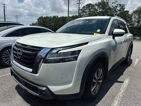Used 2022 Nissan Pathfinder SL FWD image 2