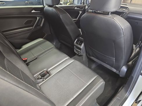 Used 2020 Volkswagen Tiguan SE image 11