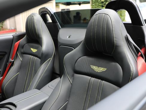 Used 2023 Aston Martin V8 Vantage Roadster RWD image 25