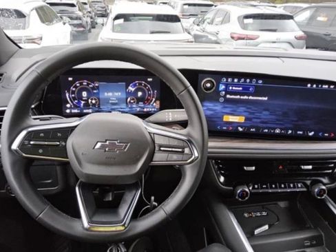 Used 2025 Chevrolet Tahoe Z71 image 2