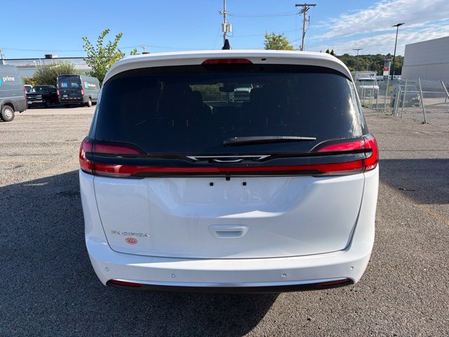 New 2027 Chrysler Pacifica Select FWD image 4