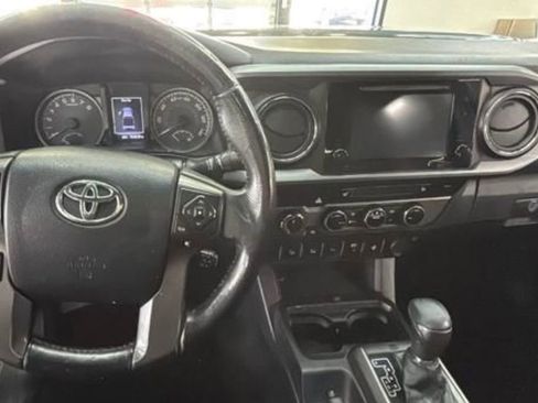 Used 2017 Toyota Tacoma TRD Off-Road w/ Premium & Technology Package image 16