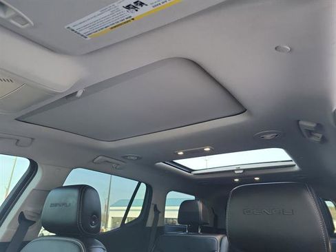 Used 2021 GMC Acadia Denali w/ Denali Technology Package image 6