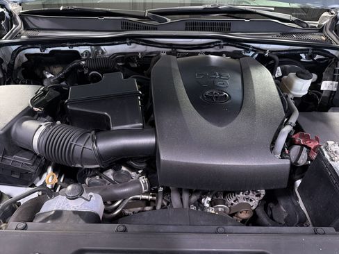 Used 2020 Toyota Tacoma TRD Sport AWD/4WD image 29