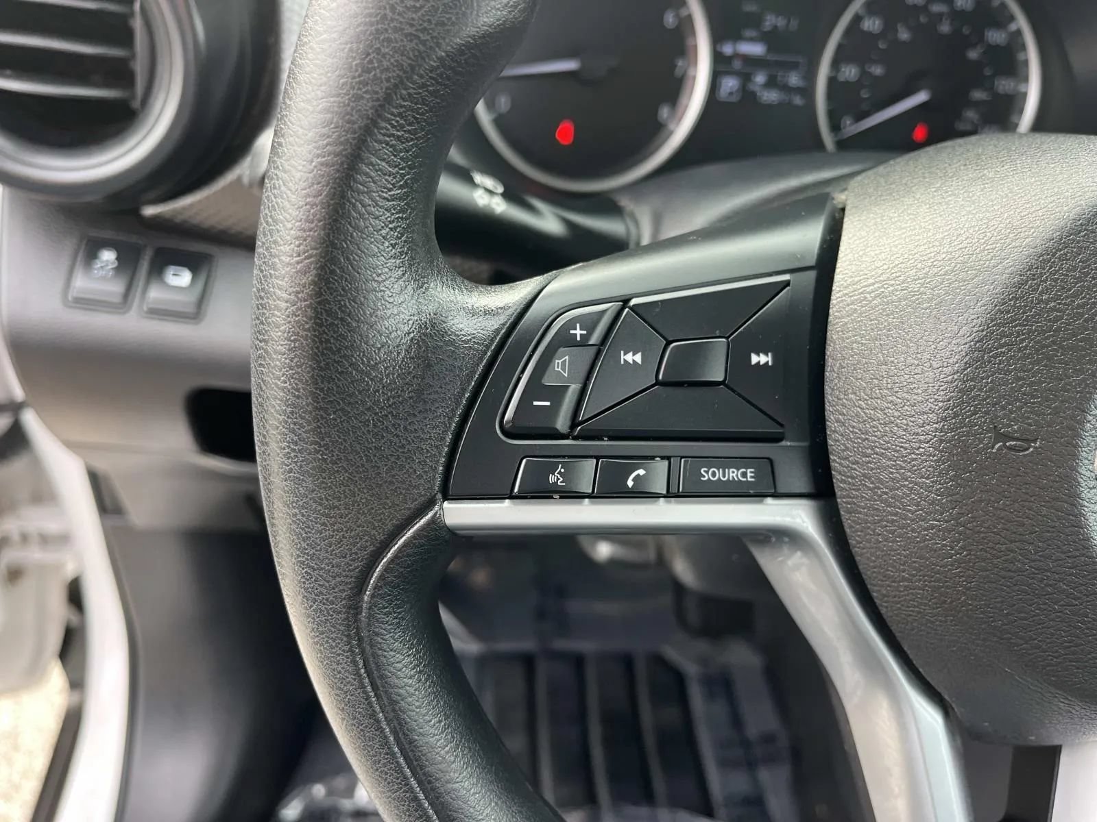 Used 2019 Nissan Kicks S FWD image 31