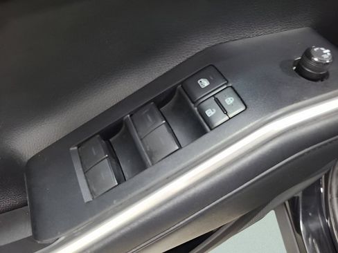 Used 2021 Toyota Highlander XLE AWD/4WD image 23