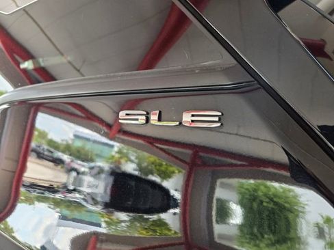 Used 2023 GMC Terrain SLE w/ Driver Convenience Package FWD image 10