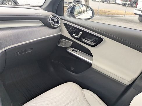 Used 2025 Mercedes-Benz GLC 350e 4MATIC image 16