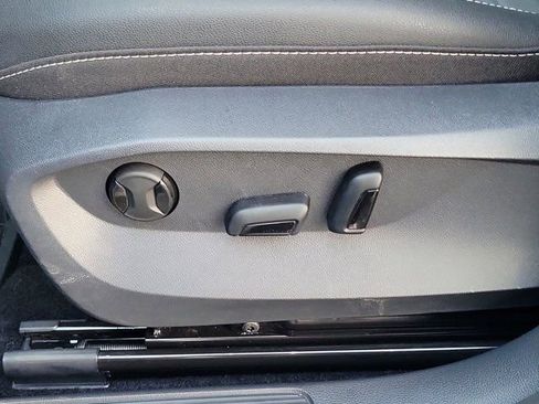 Used 2025 Volkswagen Taos SE image 21