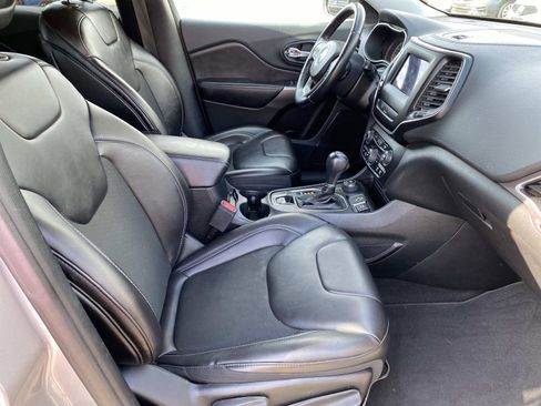Used 2019 Jeep Cherokee Latitude Plus AWD/4WD image 17