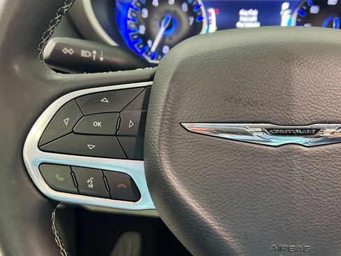 Used 2024 Chrysler Pacifica Touring-L image 18